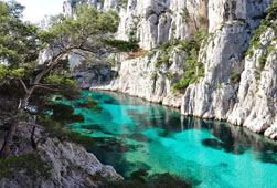 Visitez la Calanque d'En-Vau avec la location d'un bateau à moteur chez LocBateau Cassis